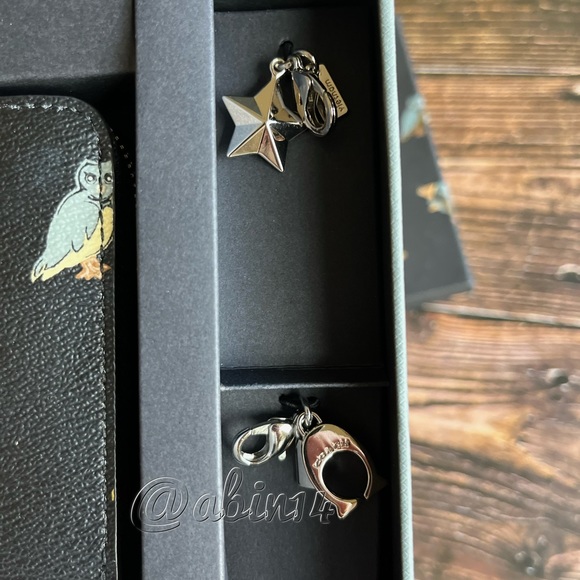 NWT Coach Boxed Zip Around Phone Wallet Wristlet with Charms - Picture 4 of 6